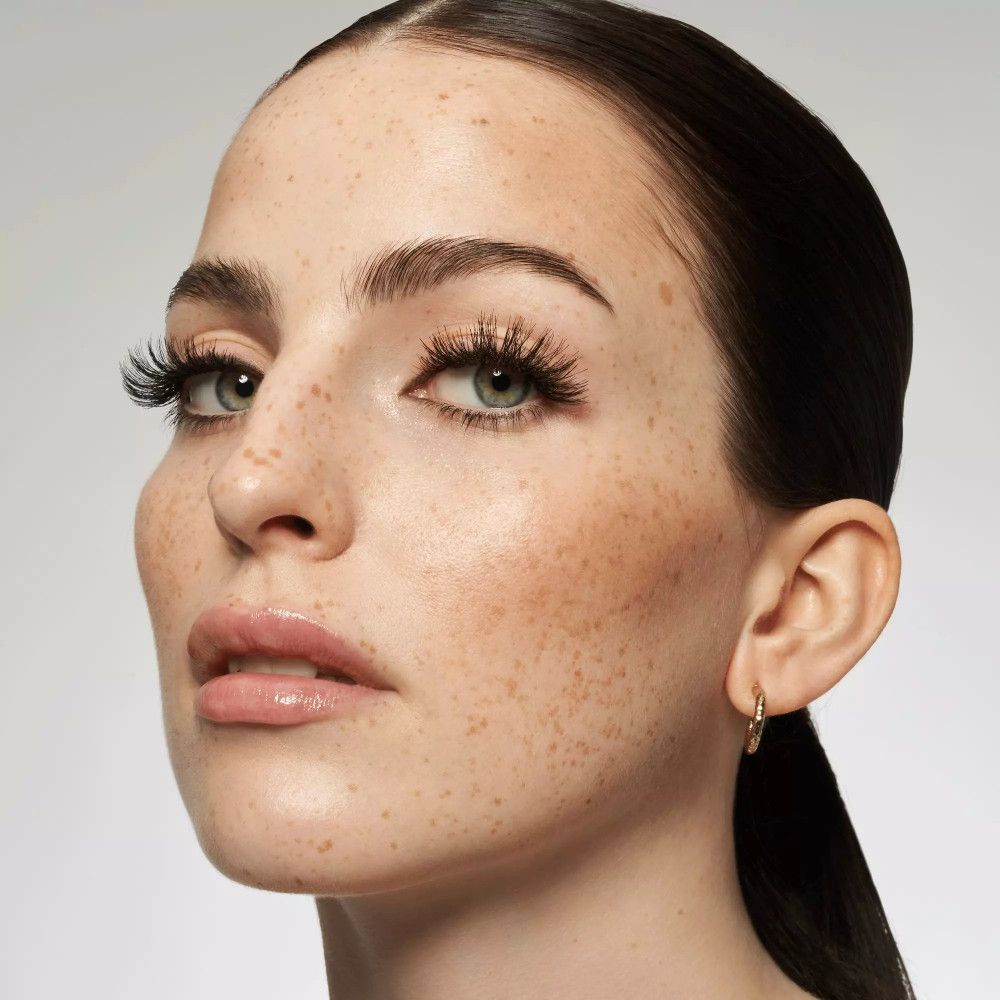 Portrait d'une femme avec des Catrice Faked Dramatic Curl Lashes. Longs cils recourbés.