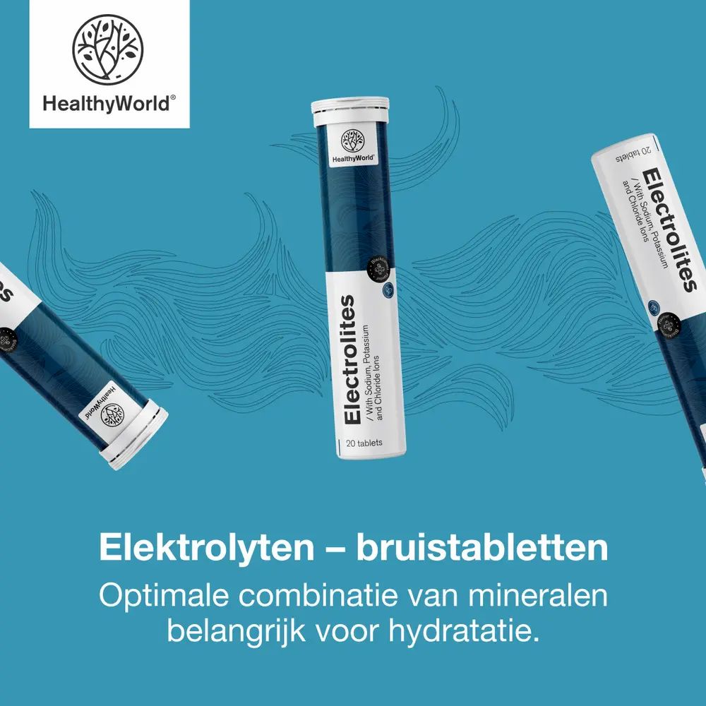 Drie verpakkingen elektrolyten bruistabletten op blauwe achtergrond met golvend patroon.