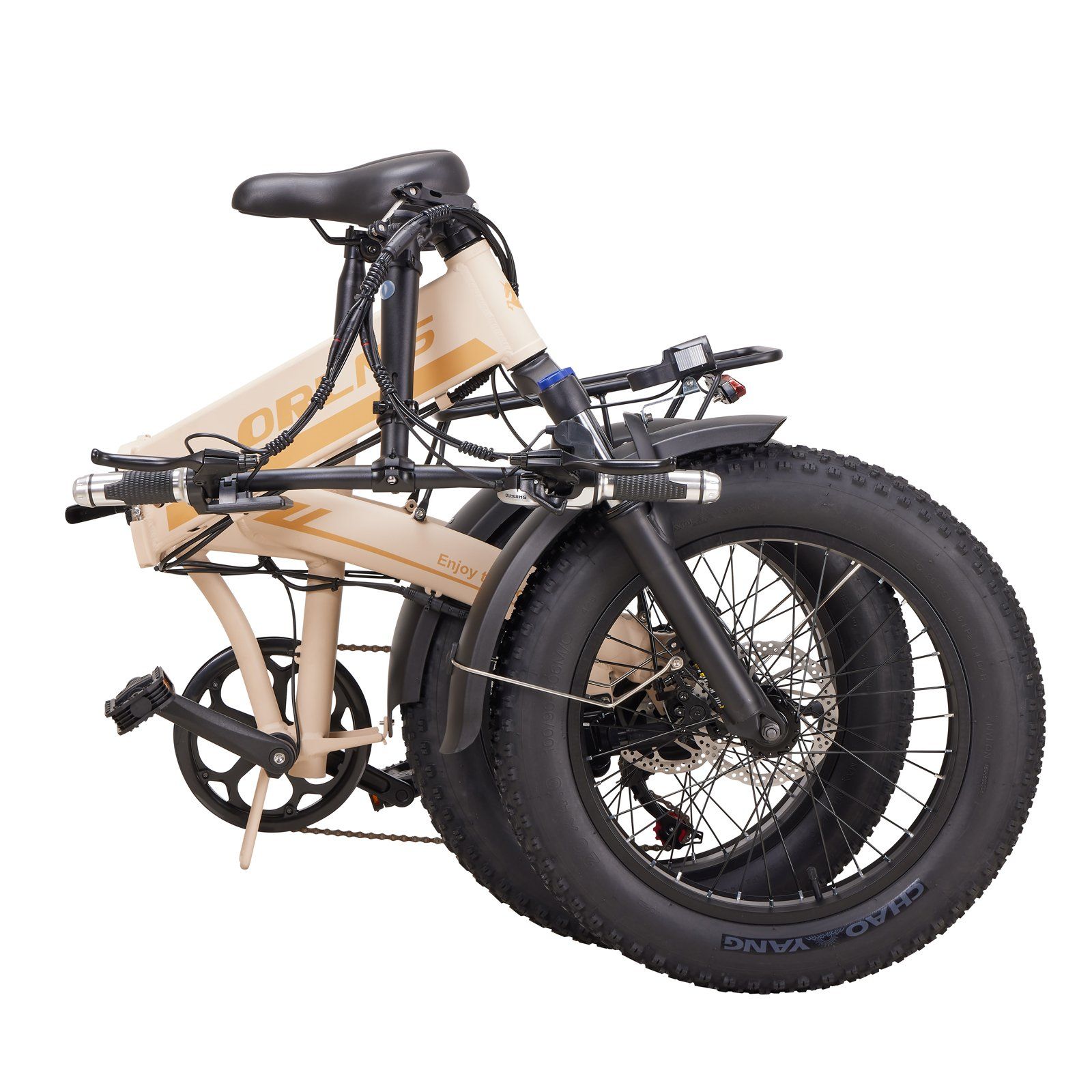 Vélo électrique beige plié avec pneus noirs. Guidon et pédales visibles. Le vélo est plié.