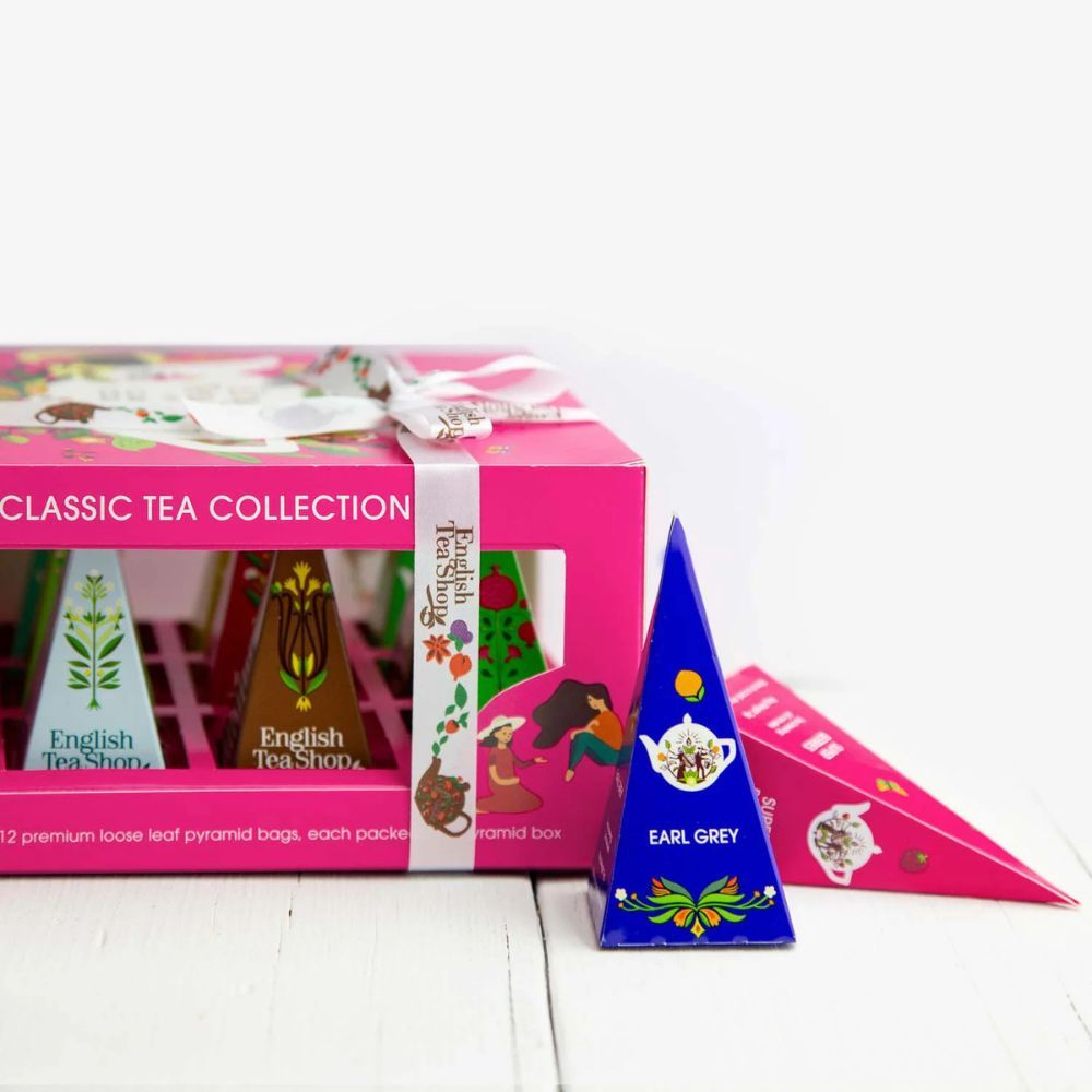 Roze geschenkdoos met theezakjes. Blauwe en roze piramideboxen ernaast. Opschrift: English Tea Shop Classic Tea Collection.