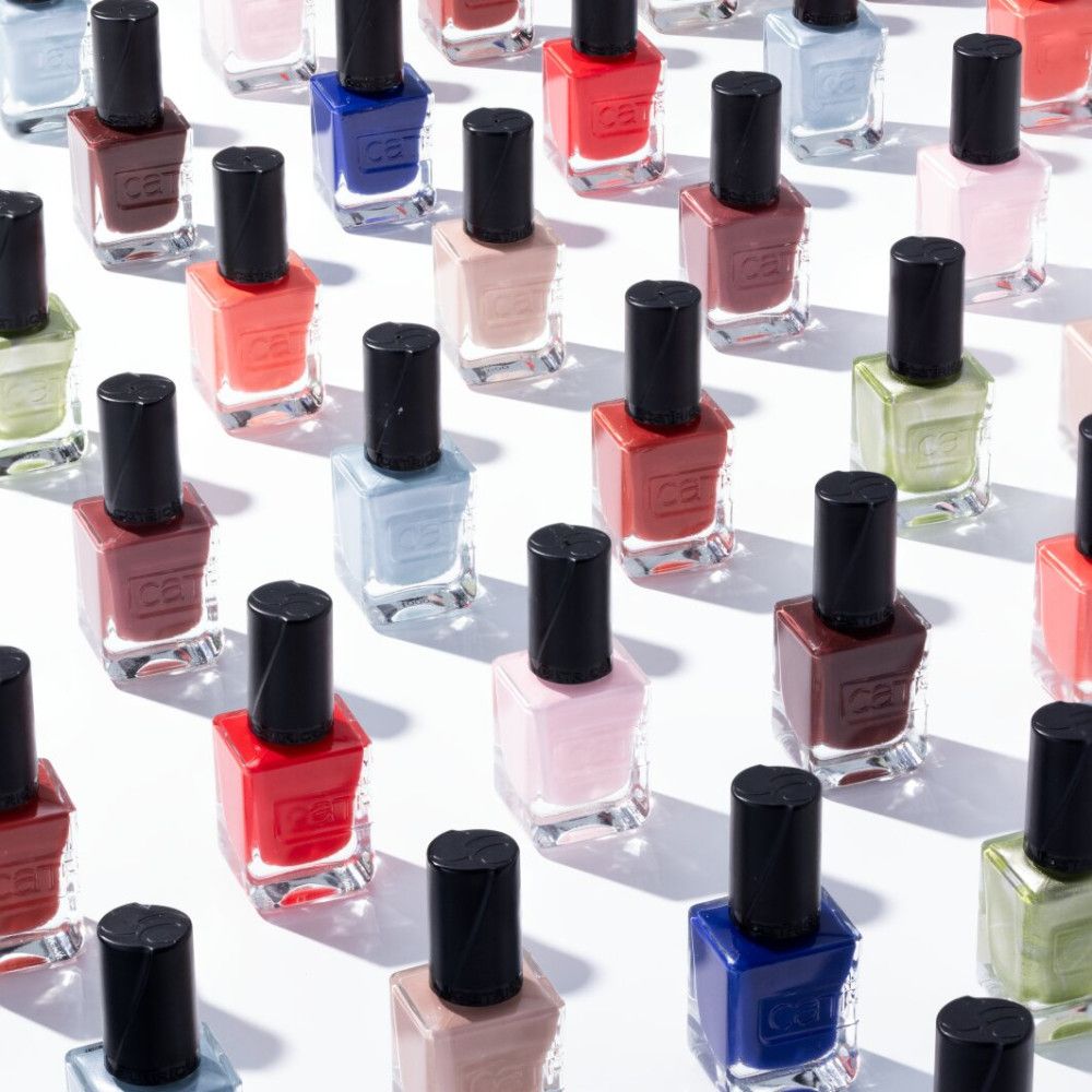 Meerdere nagellakflesjes in diverse kleuren, op een rij.