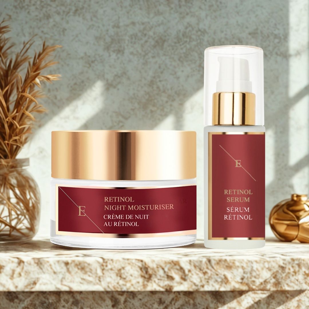 Deux produits cosmétiques : Retinol Night Moisturiser et Retinol Serum. Sur une surface en marbre, avec décoration en arrière-plan.