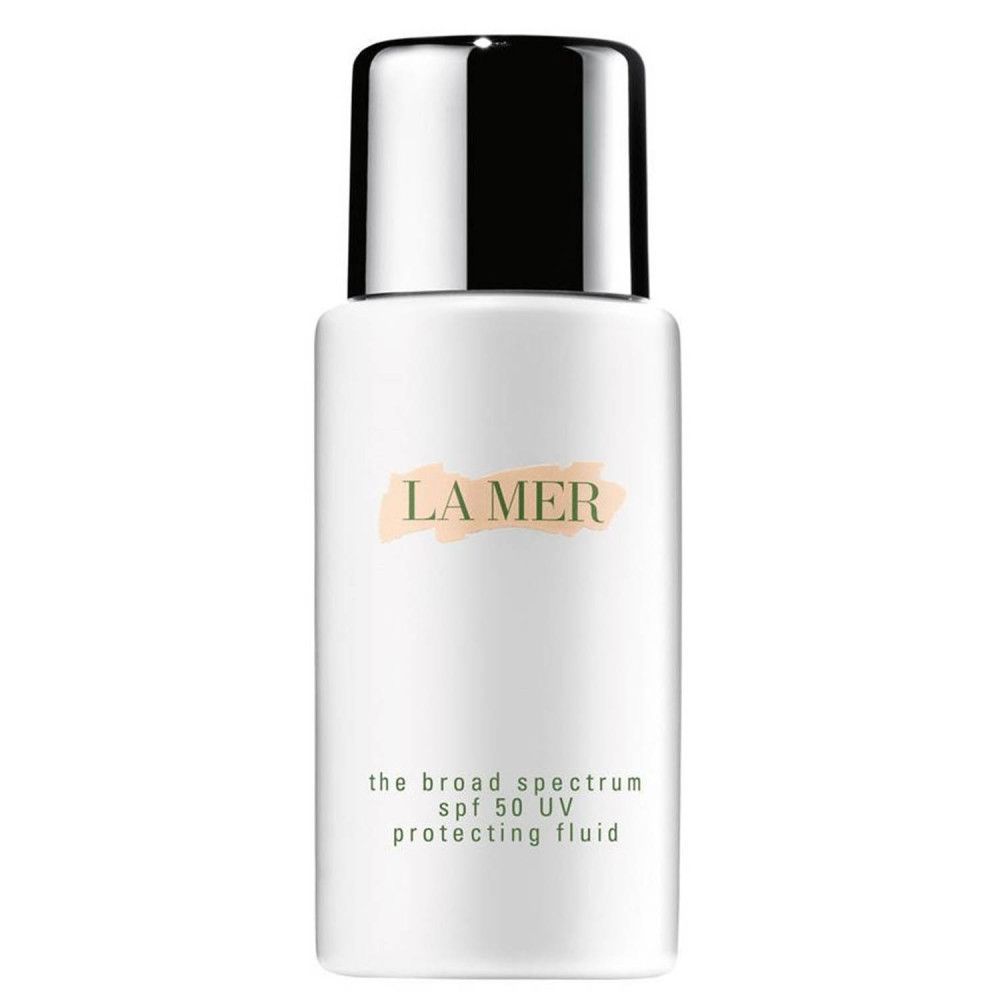 Flacon blanc avec bouchon argenté. Inscription : LA MER, the broad spectrum spf 50 UV protecting fluid.