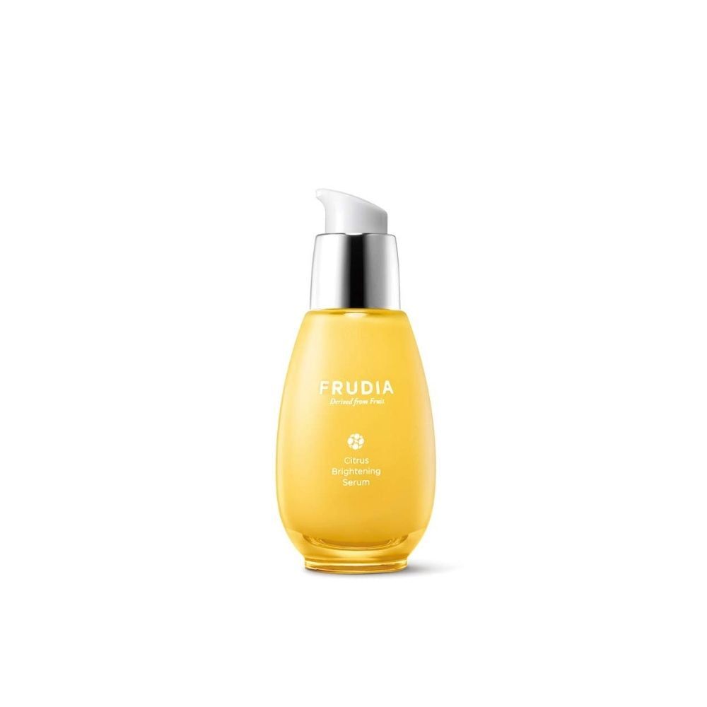 Frudia Citrus Brightening Serum in een gele pompfles.
