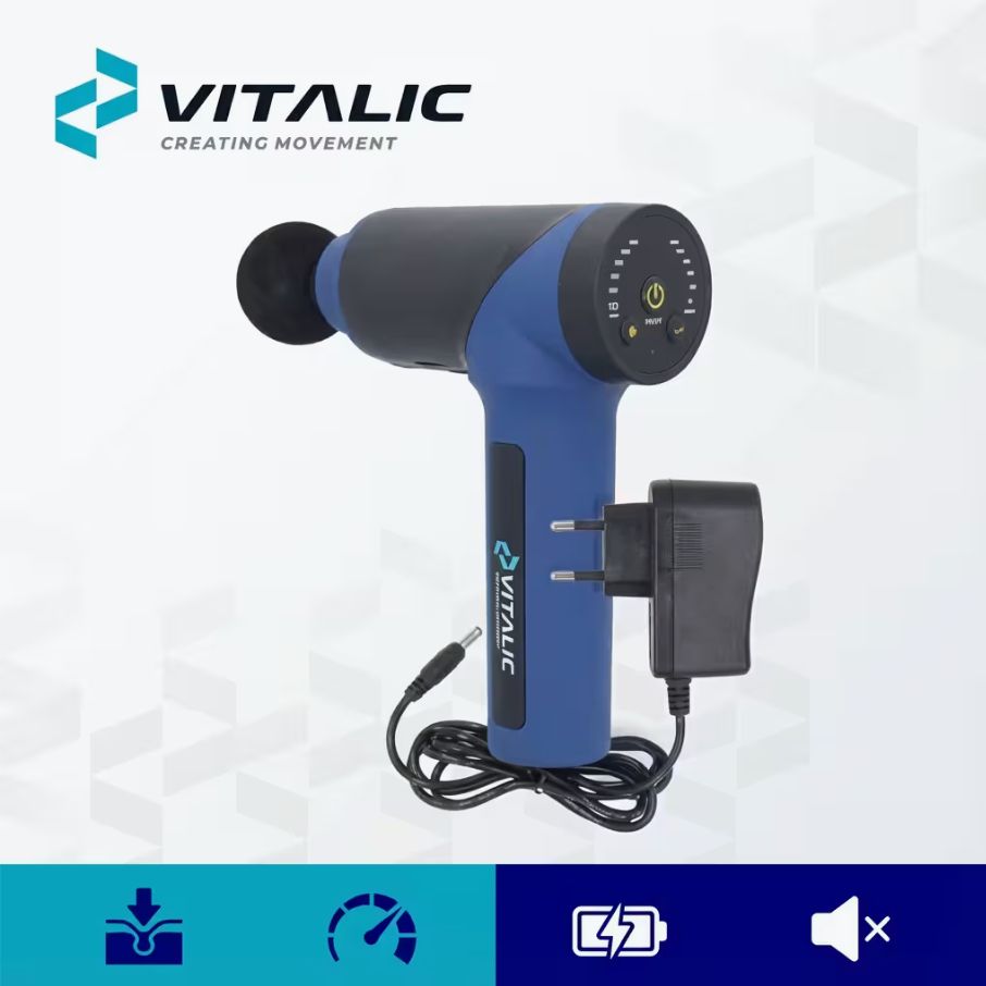 Pistolet de massage bleu-noir avec chargeur. Logo VITALIC. Panneau de commande avec boutons. Câble noir. Prise pour prise murale.