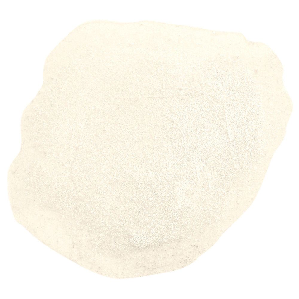 Une poudre fine beige clair en tas sur fond blanc.