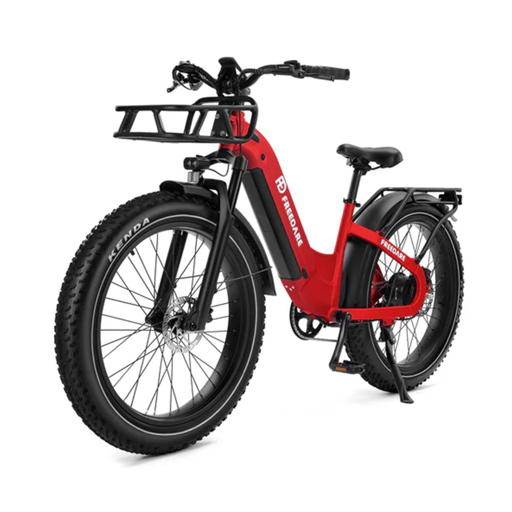 Vélo électrique rouge avec panier avant. Marque FREEDARE. Pneus noirs, porte-bagages.