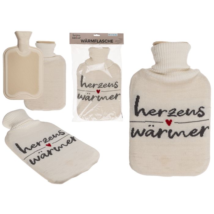 Crèmekleurige warmwaterkruik met gebreide hoes. Opschrift 'Herzenswärmer' in zwart met rood hart. Meerdere aanzichten.