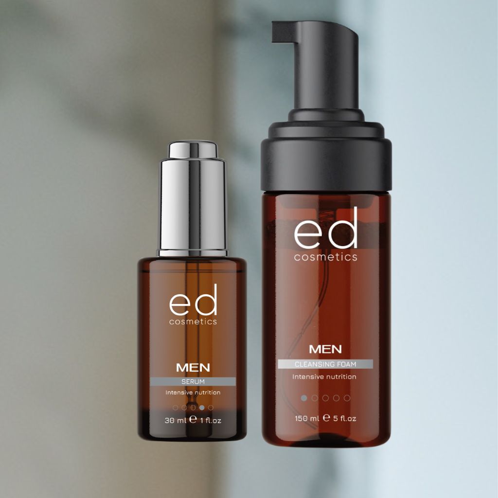 Deux flacons : sérum et mousse nettoyante. Texte : "ed cosmetics MEN".