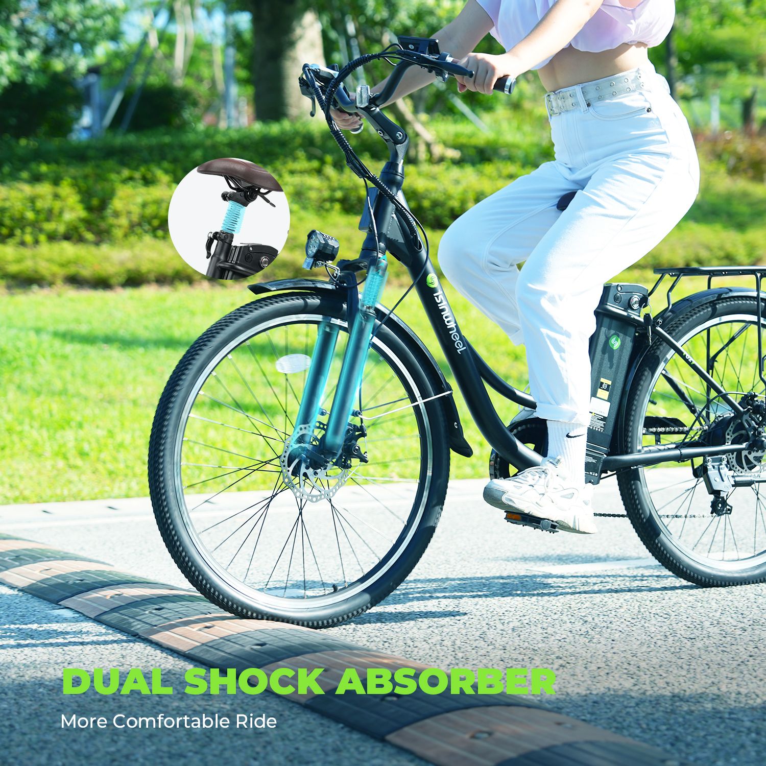 Vélo électrique avec une personne. Montre des amortisseurs doubles. La personne roule sur une route. Fourche bleue.