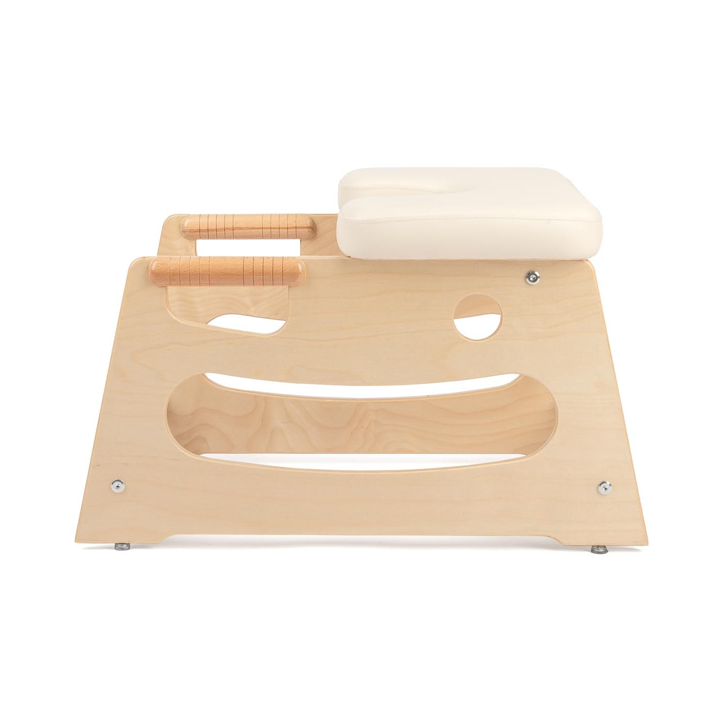 Tabouret de tête en bois avec coussin crème. Poignées latérales. Ouvertures rondes dans le cadre en bois. Pieds avec embouts métalliques.