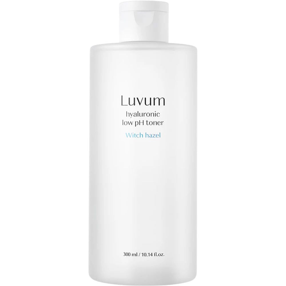 Une bouteille blanche avec un bouchon blanc. La bouteille porte l'inscription "Luvum hyaluronic low pH toner Witch hazel".