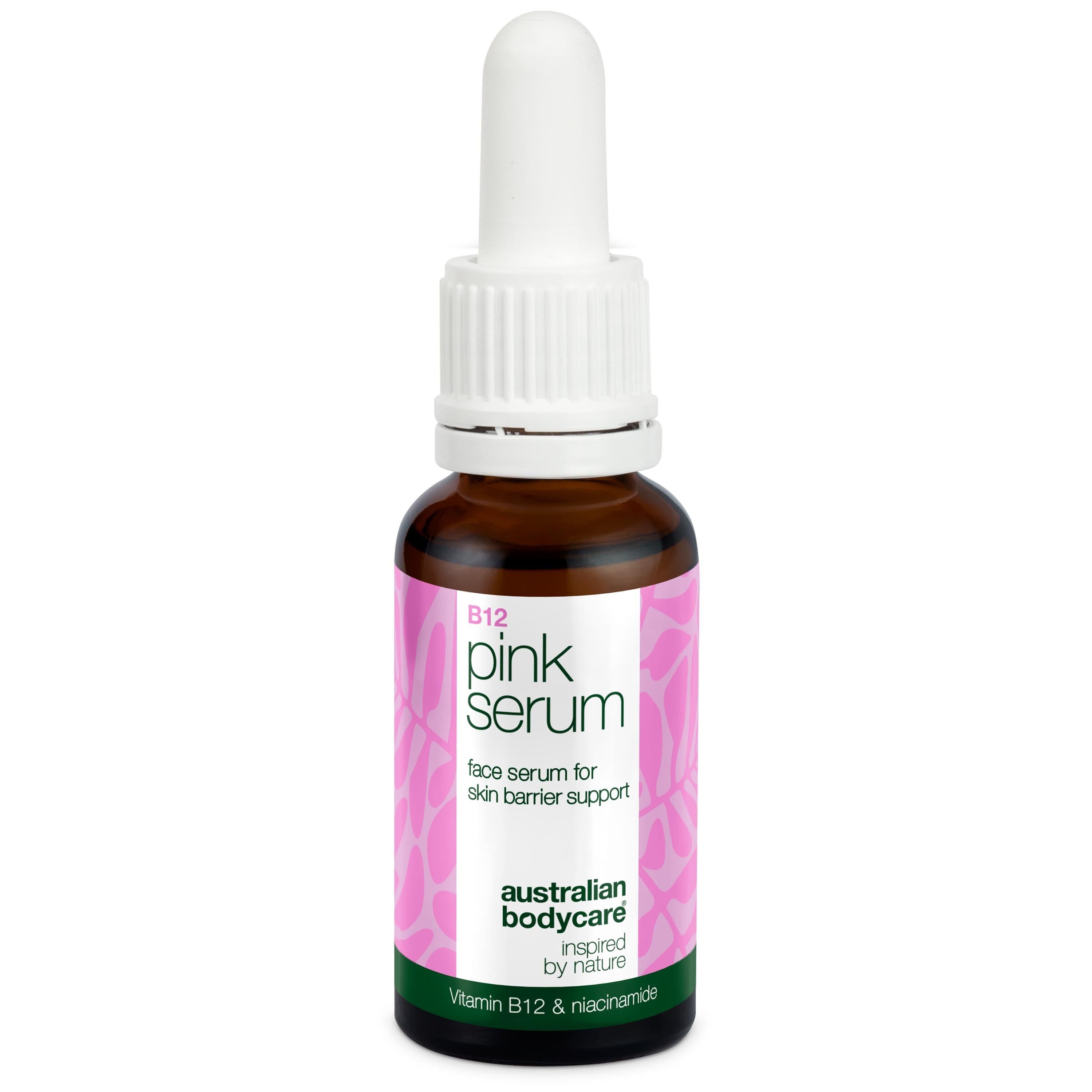 Flacon brun avec compte-gouttes blanc. Étiquette rose avec texte: Pink Serum. Bordure verte.