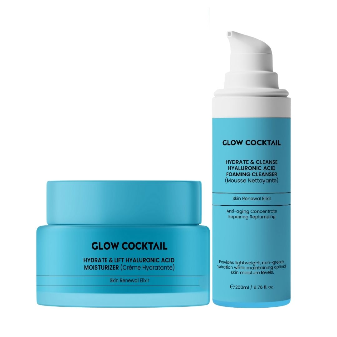 Deux produits cosmétiques bleus : une crème et un flacon pompe. Inscriptions : GLOW COCKTAIL, HYDRATE & LIFT HYALURONIC ACID MOISTURIZER et HYDRATE & CLEANSE HYALURONIC ACID FOAMING CLEANSER.