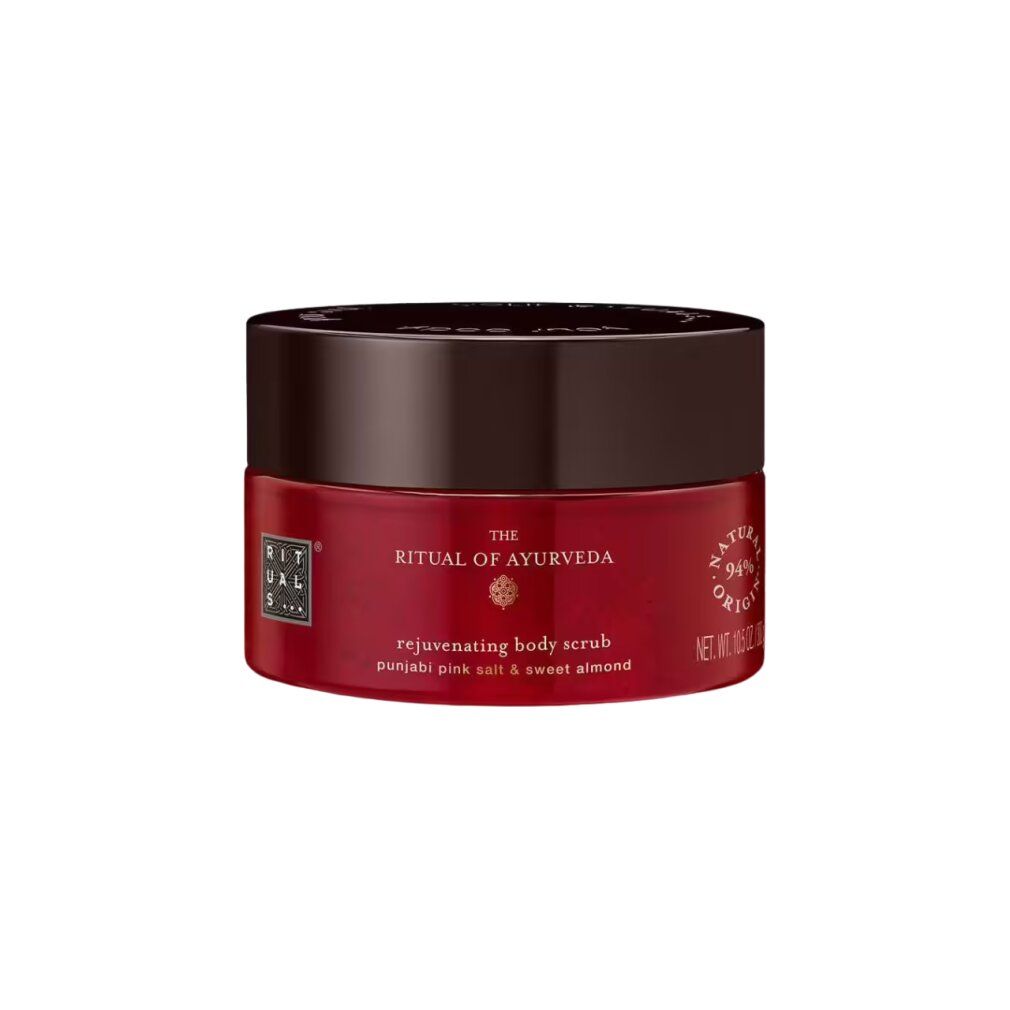 Rode pot met bruin deksel. Opschrift: The Ritual of Ayurveda, rejuvenating body scrub, Punjabi pink salt & sweet almond, 94% Natural Origin.