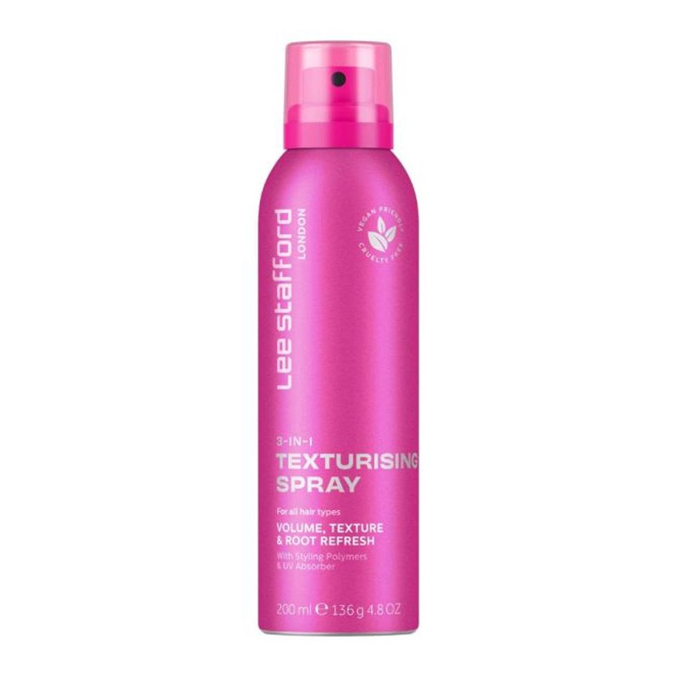 Roze haarsprayfles met opschrift "3-IN-1 TEXTURISING SPRAY" en vegan keurmerk.