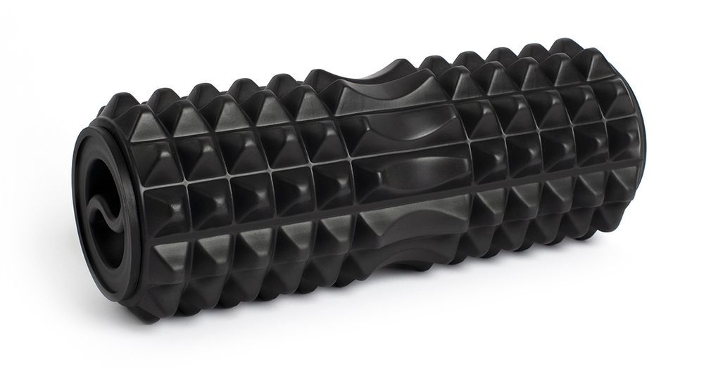 Rouleau de massage noir avec picots. Forme cylindrique. Surface texturée avec des pyramides et des rainures.