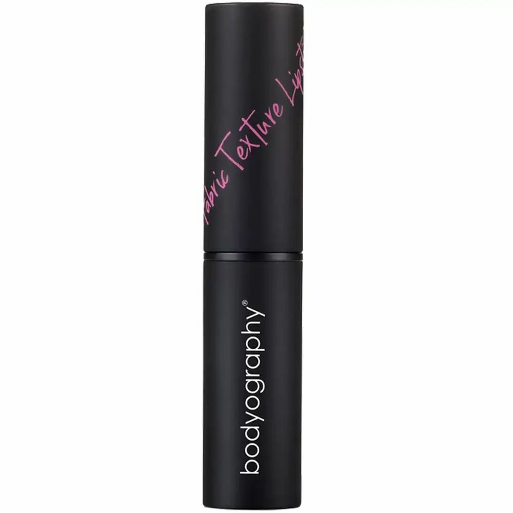 Zwarte lipstick met roze tekst 'Fabric Texture Lipstick' en merknaam.