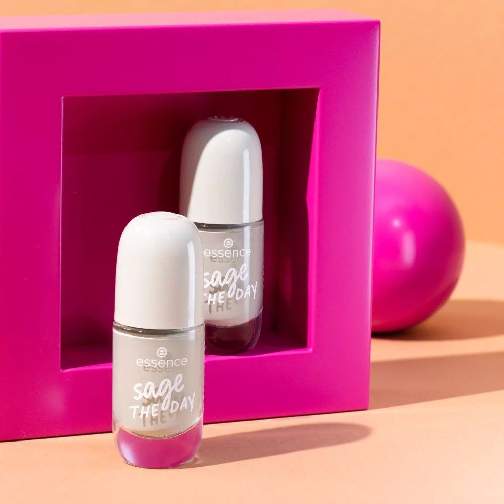 Deux flacons de vernis à ongles dans une boîte rose. On peut lire "essence sage THE DAY" sur les flacons.