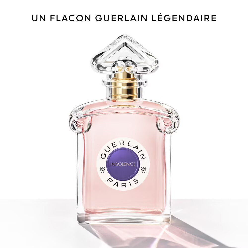 Flacon avec liquide rose. Inscription « UN FLACON GUERLAIN LÉGENDAIRE ».