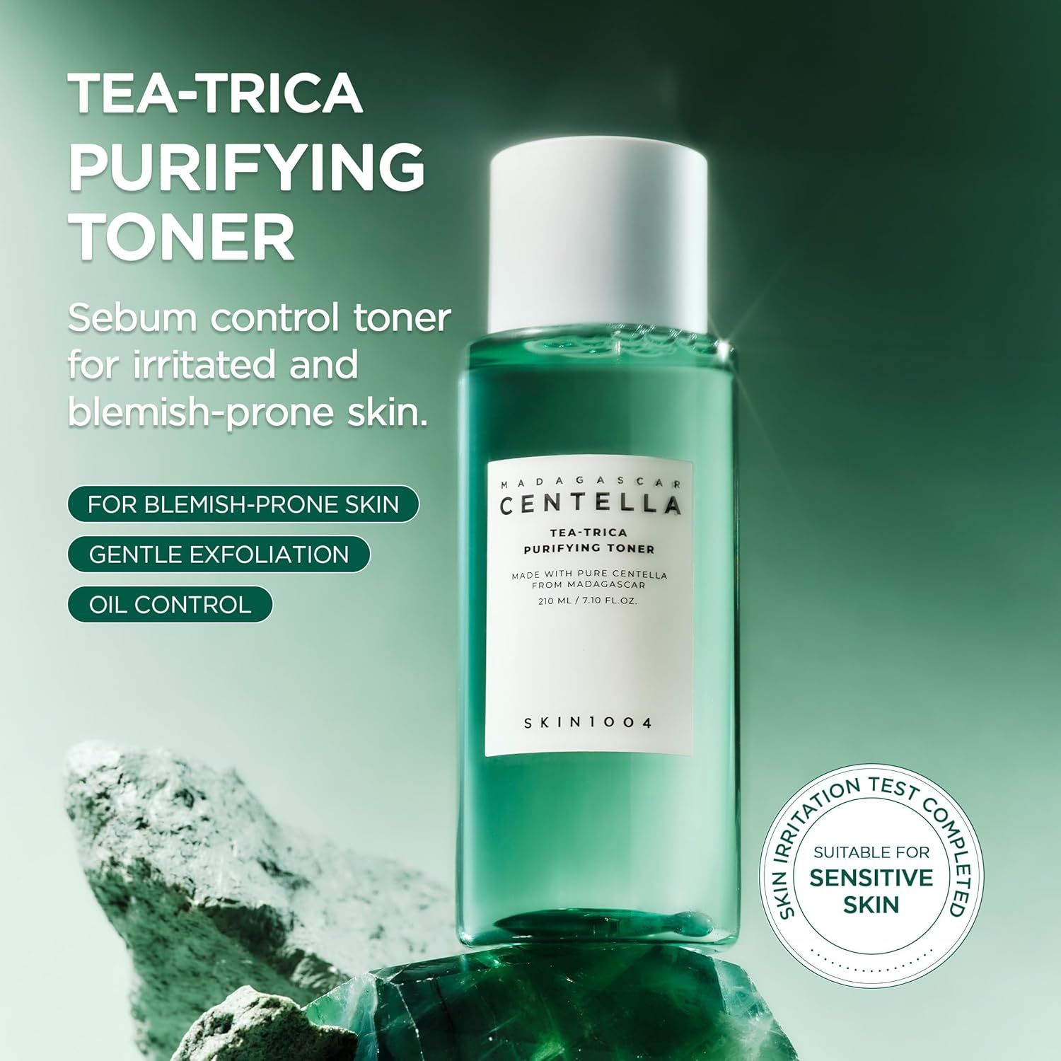 Groene fles met witte dop. Opschrift: TEA-TRICA PURIFYING TONER. Voor onzuivere huid. SKIN1004.