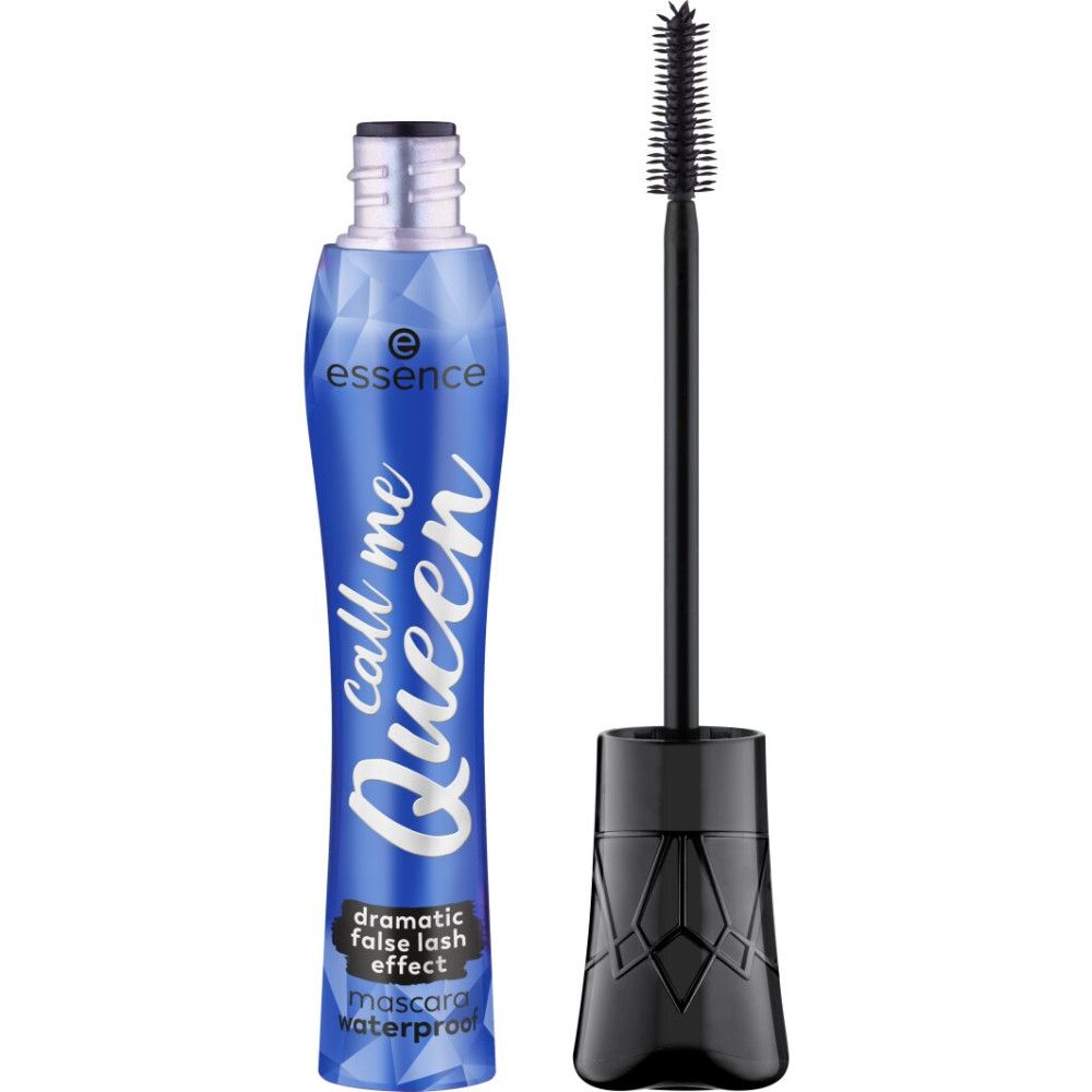 Tube de mascara bleu et brosse à mascara. Bouchon noir. Nom du produit et détails visibles.