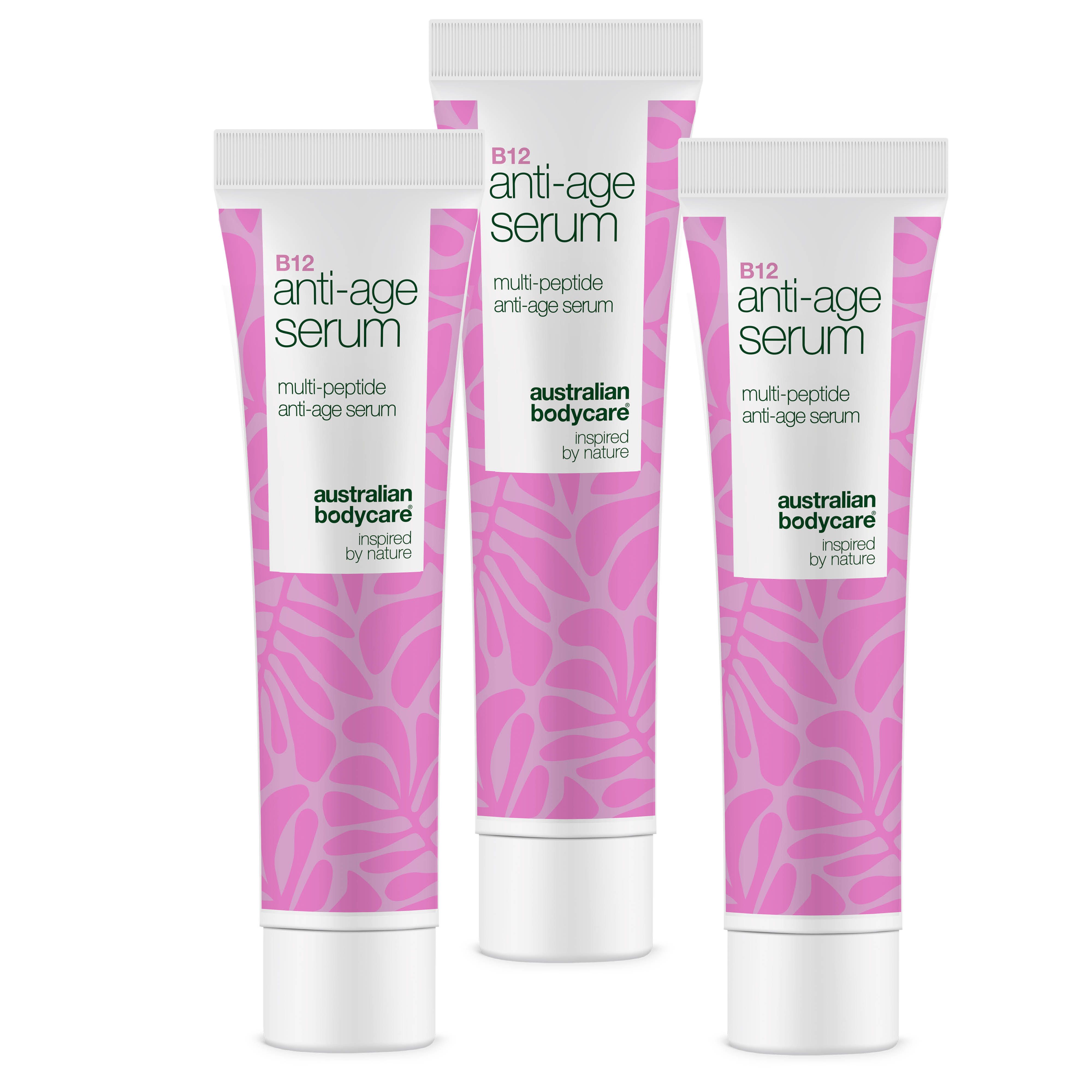 Trois tubes de sérum anti-âge B12 Australian Bodycare. Emballage blanc et rose avec motif floral. Nom du produit et logo visibles.