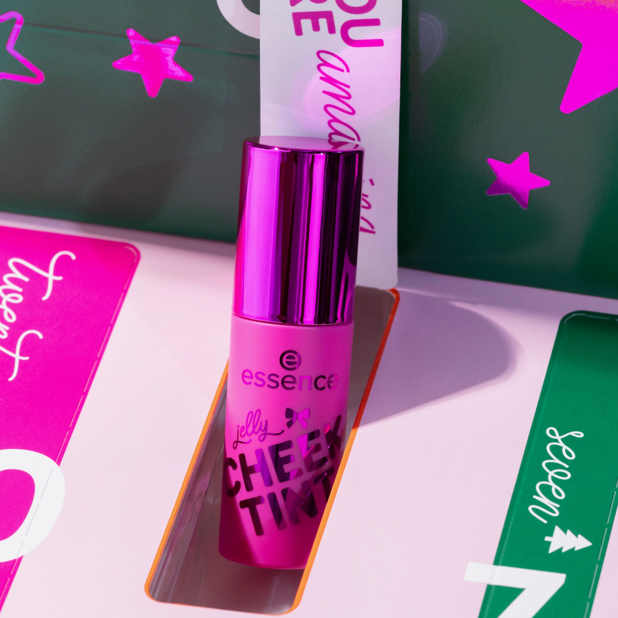 Jelly Cheek Tint rose d'Essence. Tube rose avec couvercle argenté. Inscription noire.