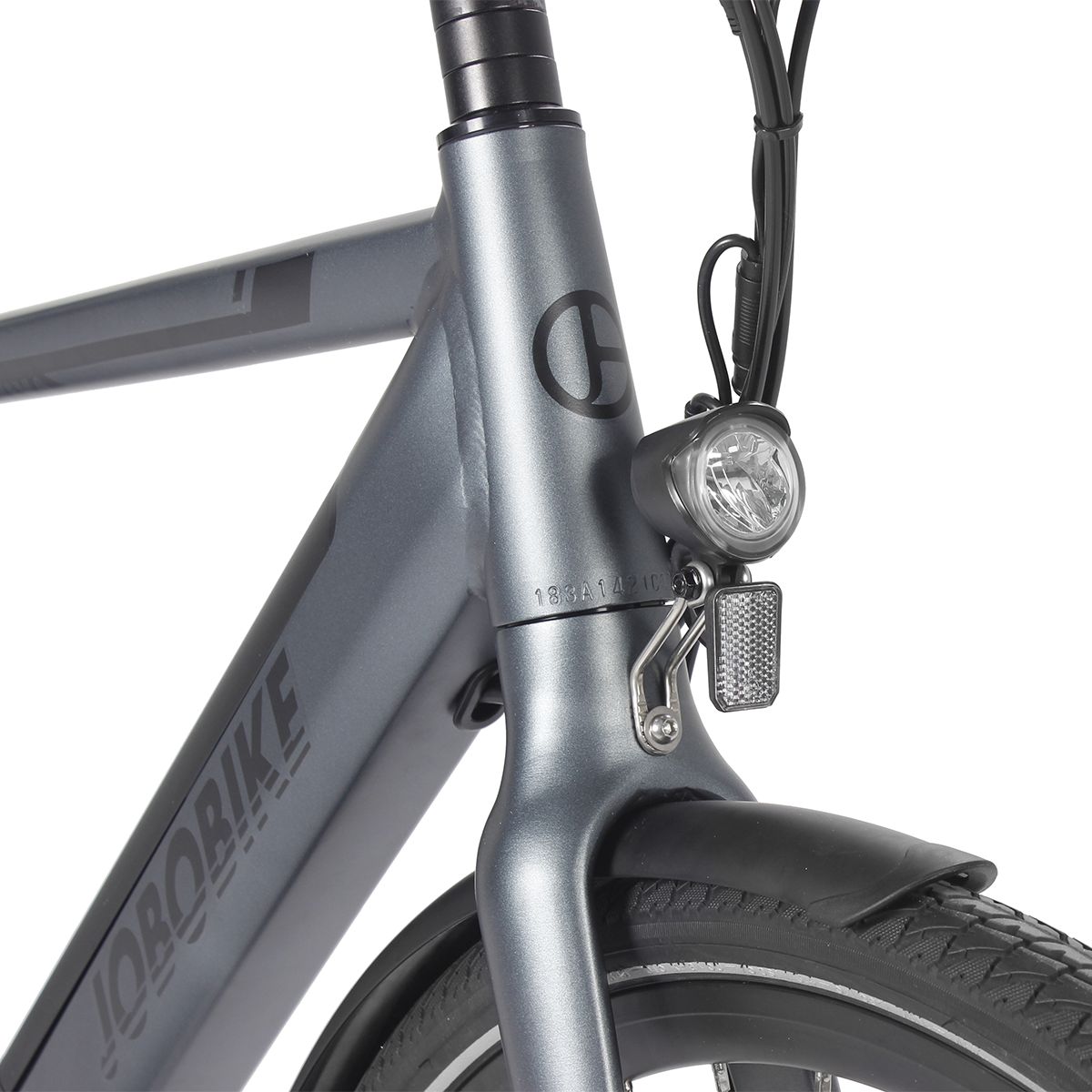 Gros plan du cadre d'un vélo électrique gris. Logo JOBOBIKE, phare et fourche.