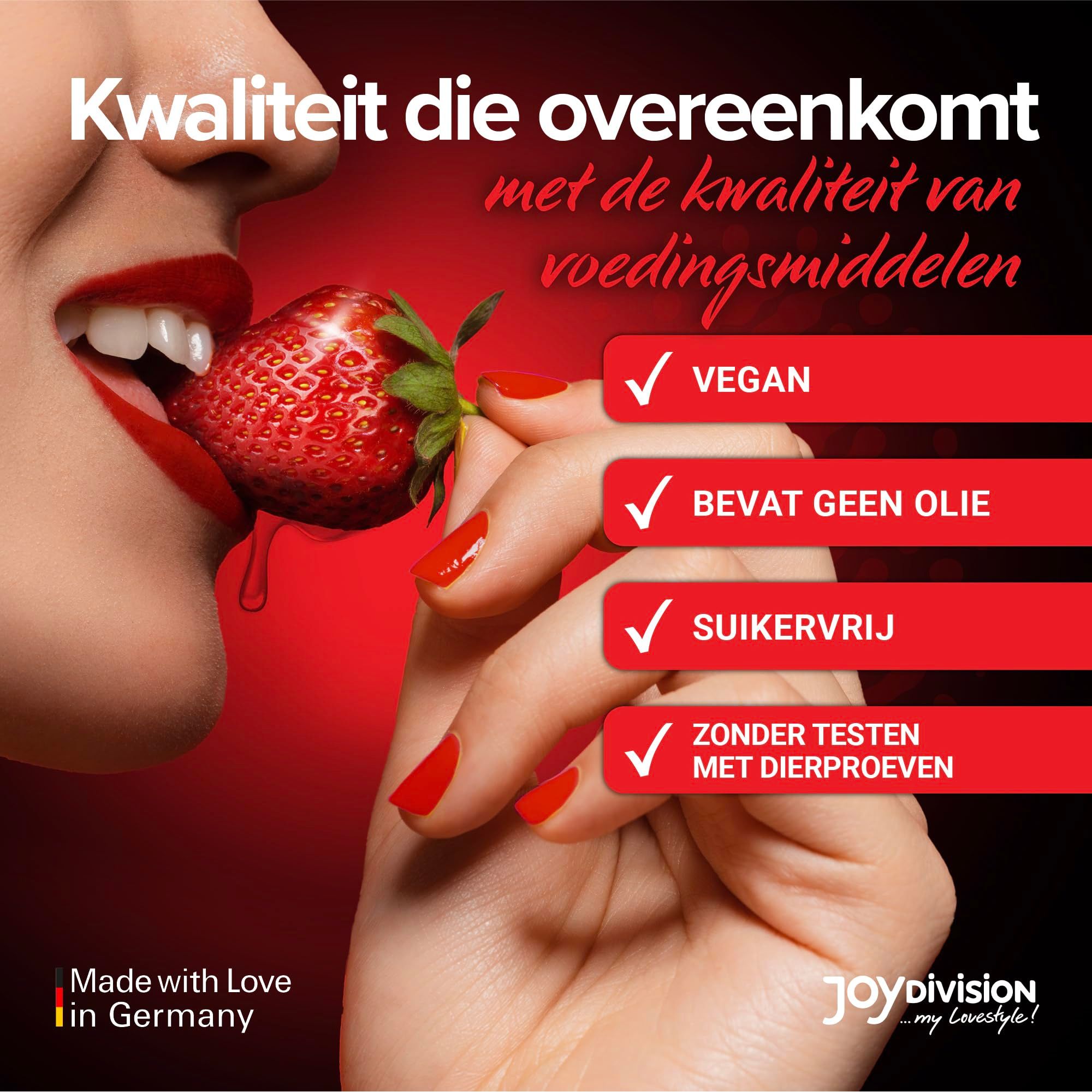 Fles met rode massageolie met aardbeienprint en aardbeien.