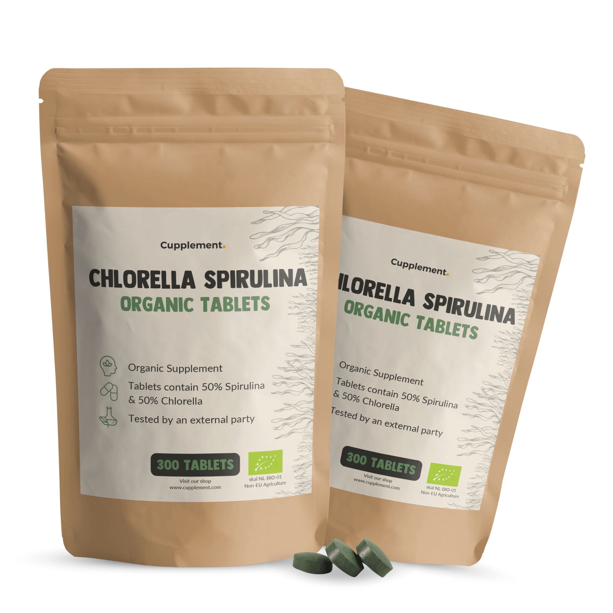 Twee zakjes Cupplement® Chlorella Spirulina tabletten. Bruine verpakking, wit etiket, groene tabletten.