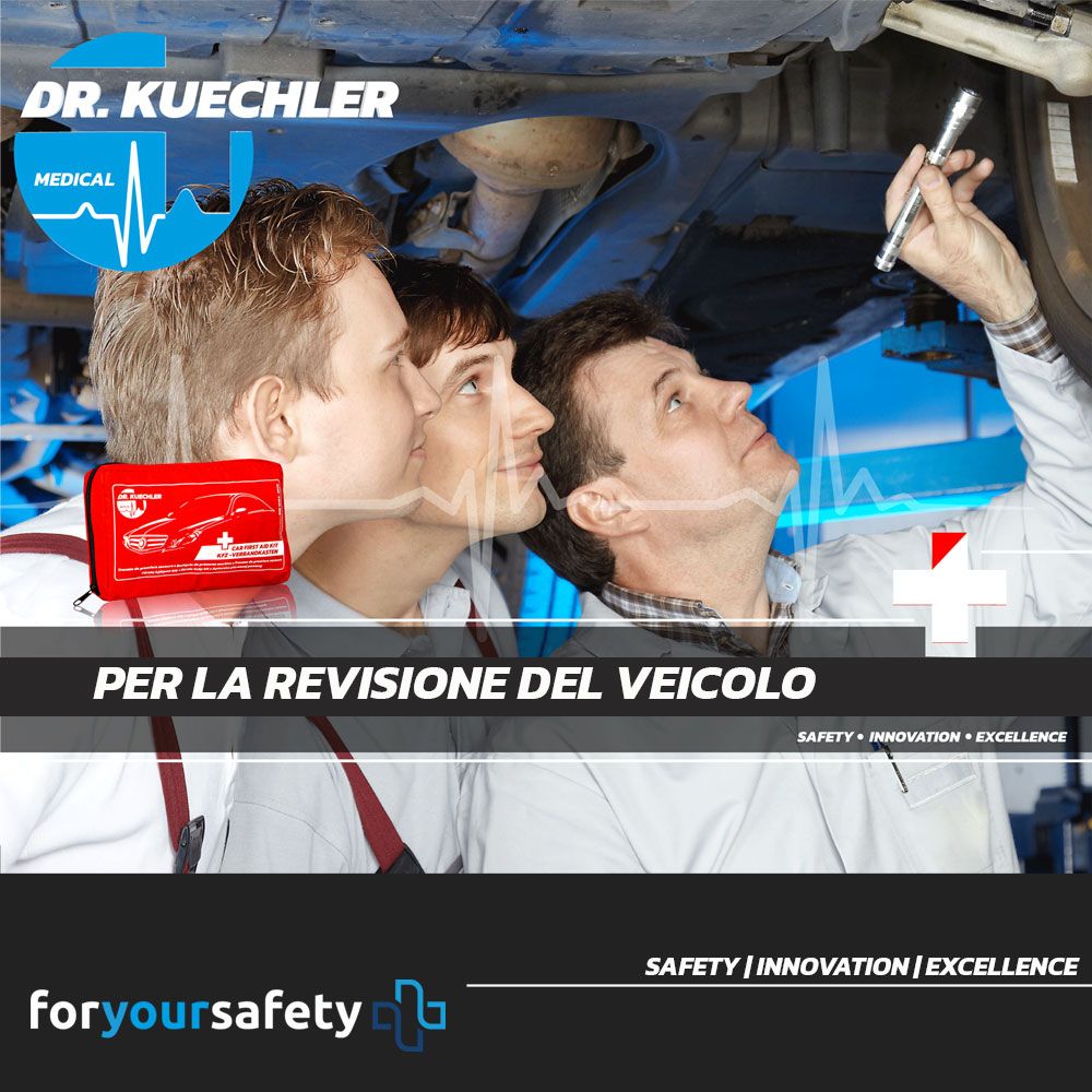 Mécaniciens regardent sous une voiture. Trousse de premiers secours rouge. Marque: Dr. Kuechler Medical. Texte: Pour votre contrôle technique.