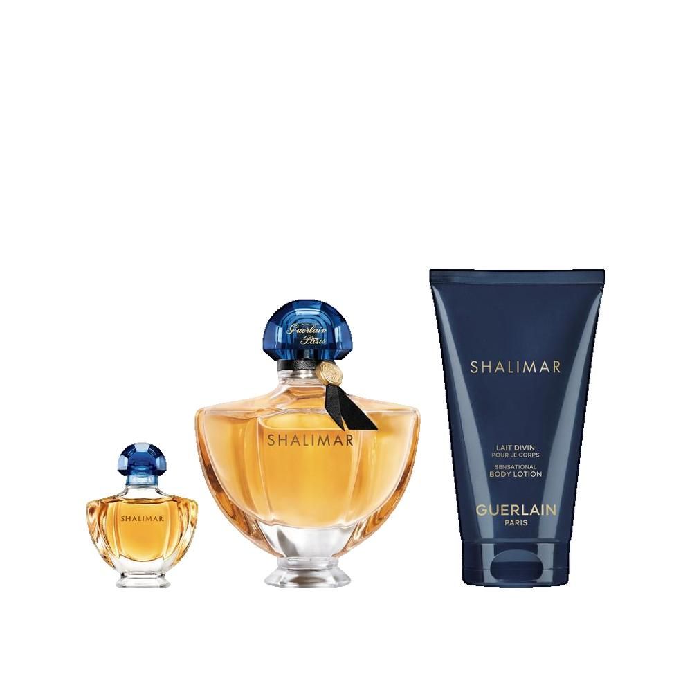 Drie flacons en een tube. Ronde, amberkleurige flacons met blauwe doppen. Donkerblauwe tube met witte tekst. Opschrift: SHALIMAR, GUERLAIN.
