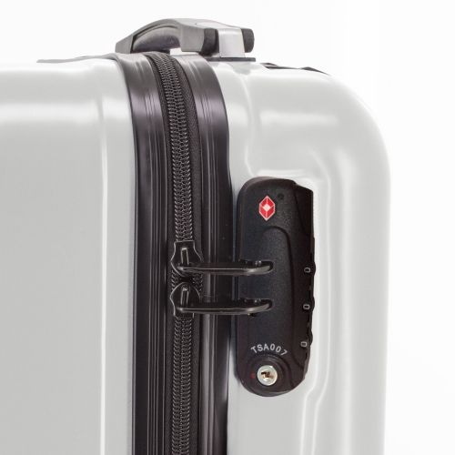 Close-up van het trolleyslot. Zwart slot met TSA007-markering. Grijs oppervlak. Zwarte rits.