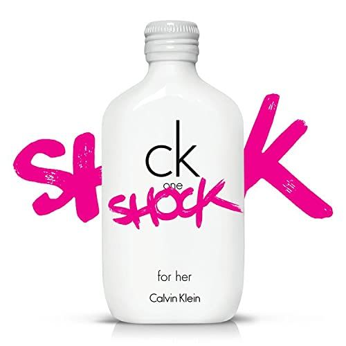 Flacon blanc avec « ck one shock for her » en rose. « Calvin Klein » est également visible.