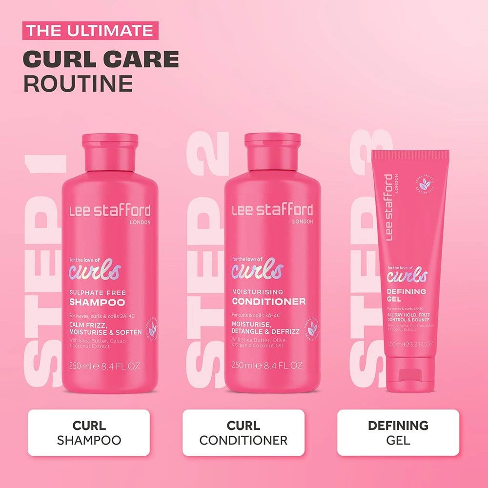 Trois étapes de la routine pour cheveux bouclés : shampooing, après-shampooing et gel définissant Lee Stafford.
