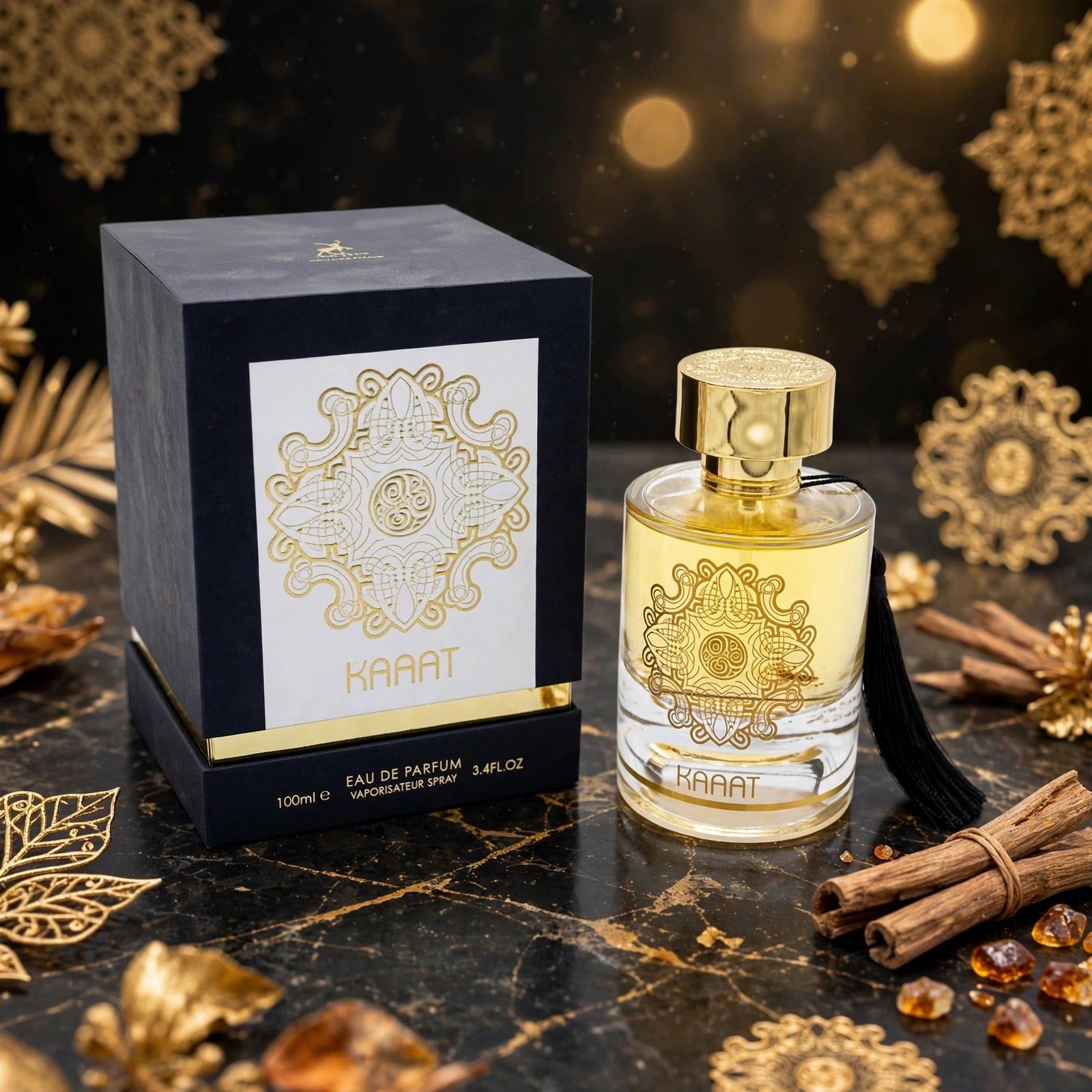 Flacon de parfum avec bouchon et ornements dorés, à côté d'une boîte bleu foncé à motif géométrique.