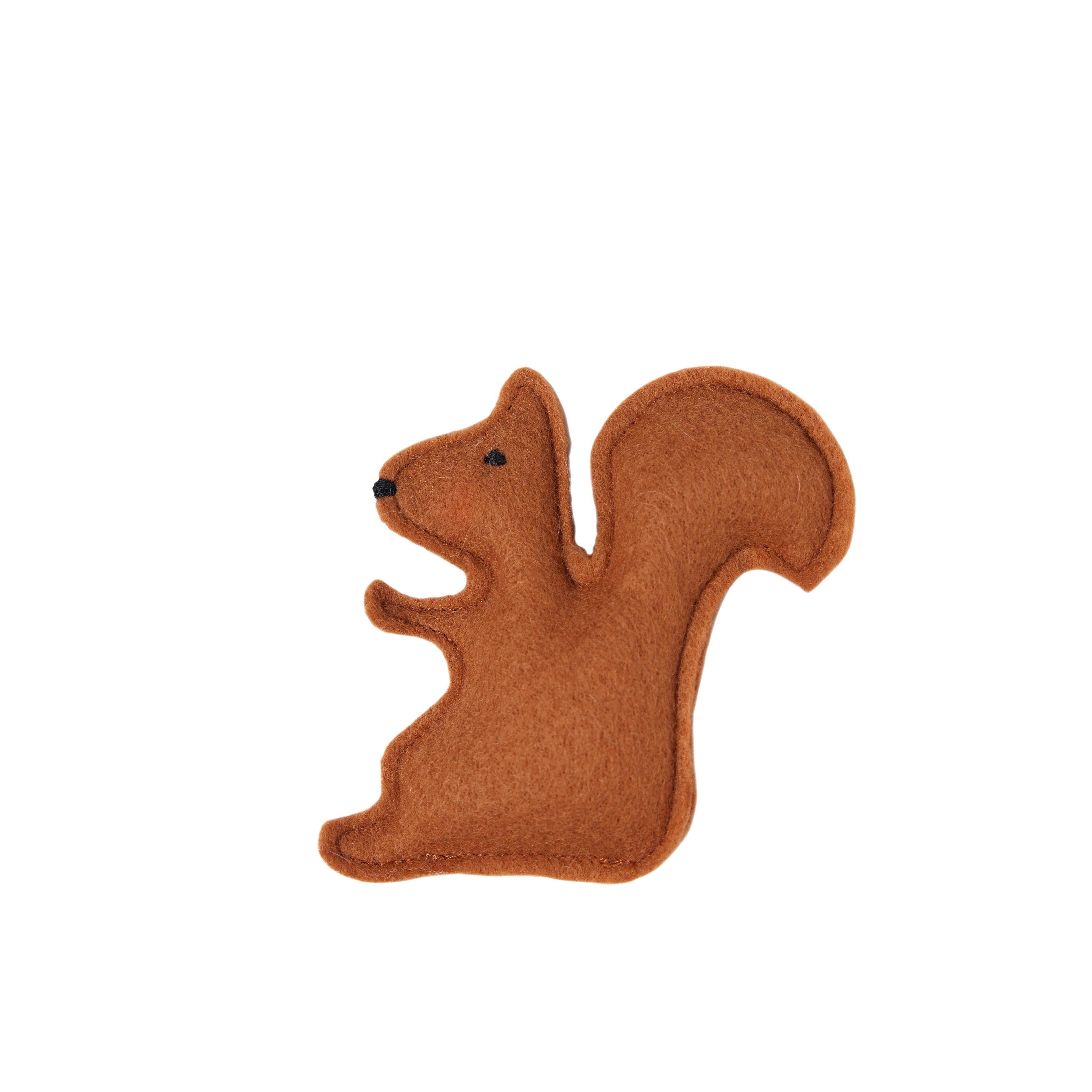 Écureuil en feutre marron, vue de côté, sur fond blanc.