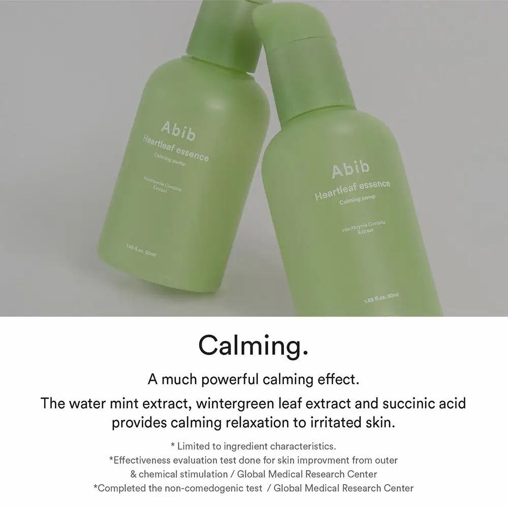 Deux flacons verts avec pompes. Inscription : Abib Heartleaf essence Calming pump. Texte : Calming. Effet apaisant. Texte sur les ingrédients.