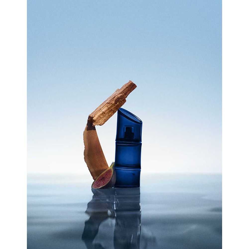 KENZO Kenzo Homme Intense Eau de Toilette fles met natuurlijke elementen.