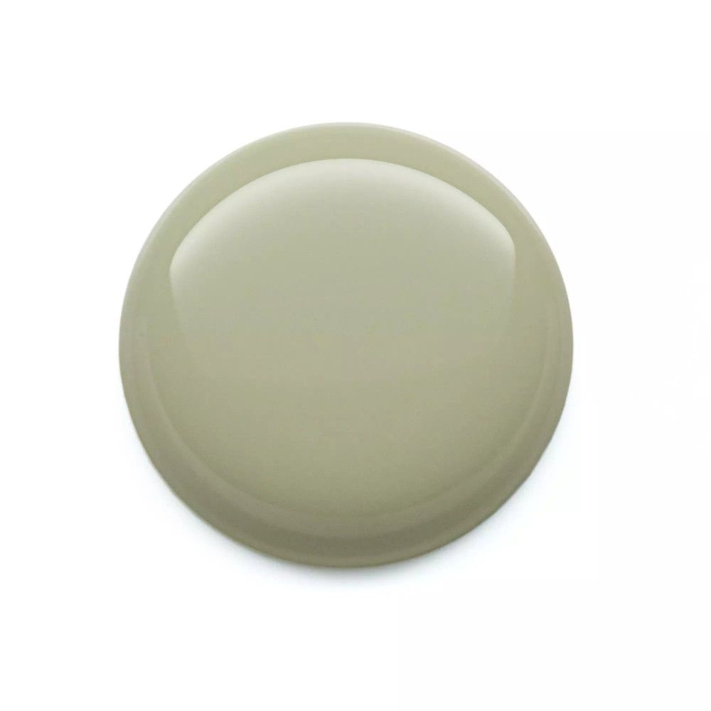 Tache ronde et brillante de vernis à ongles vert clair. La tache est sur fond blanc.