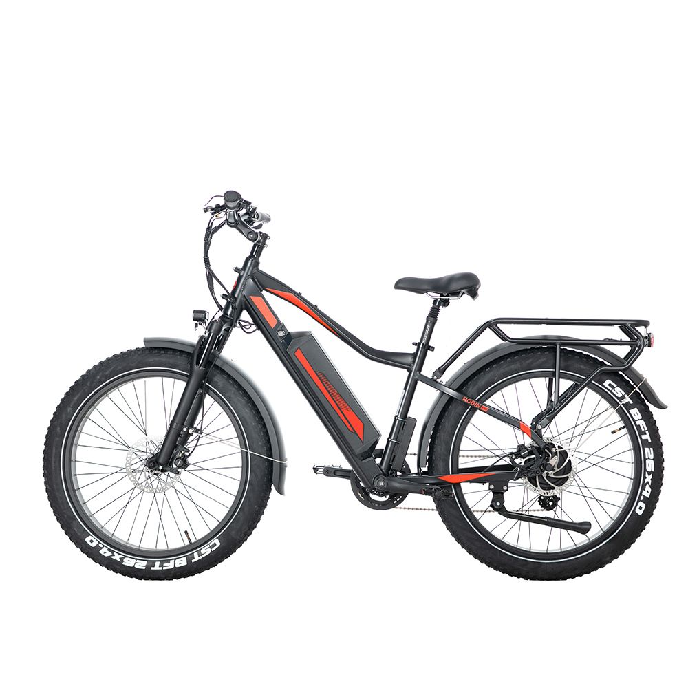 Zwarte elektrische mountainbike, zijaanzicht. Rode accenten, brede banden, bagagedrager. Zichtbaar: Shimano versnelling.