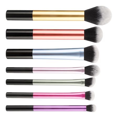 Ensemble de sept pinceaux de maquillage avec manches noirs et fûts colorés : or, rosé, bleu, rose, vert, rose vif et violet.