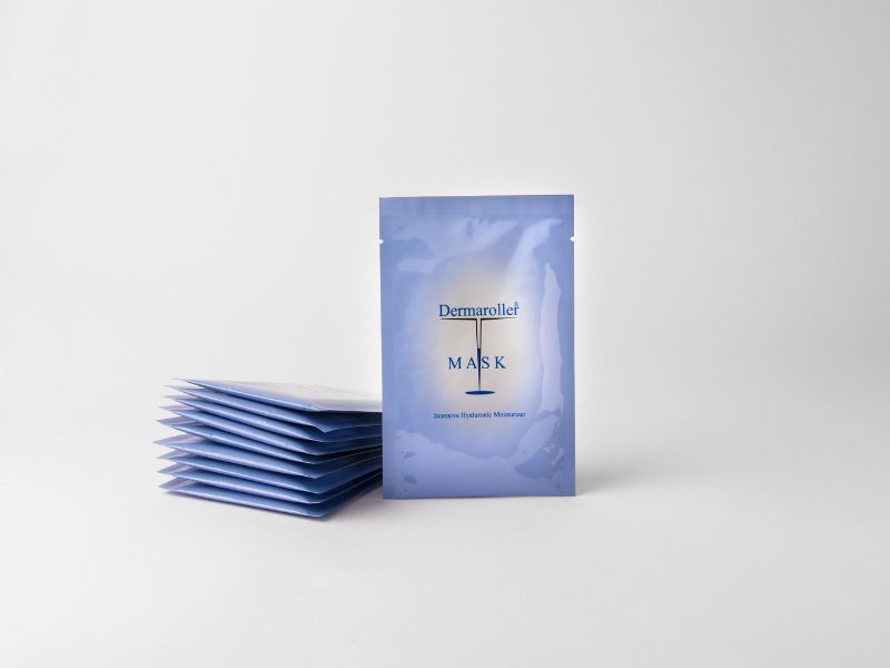 Plusieurs masques faciaux Dermaroller emballés individuellement dans des sachets bleus.