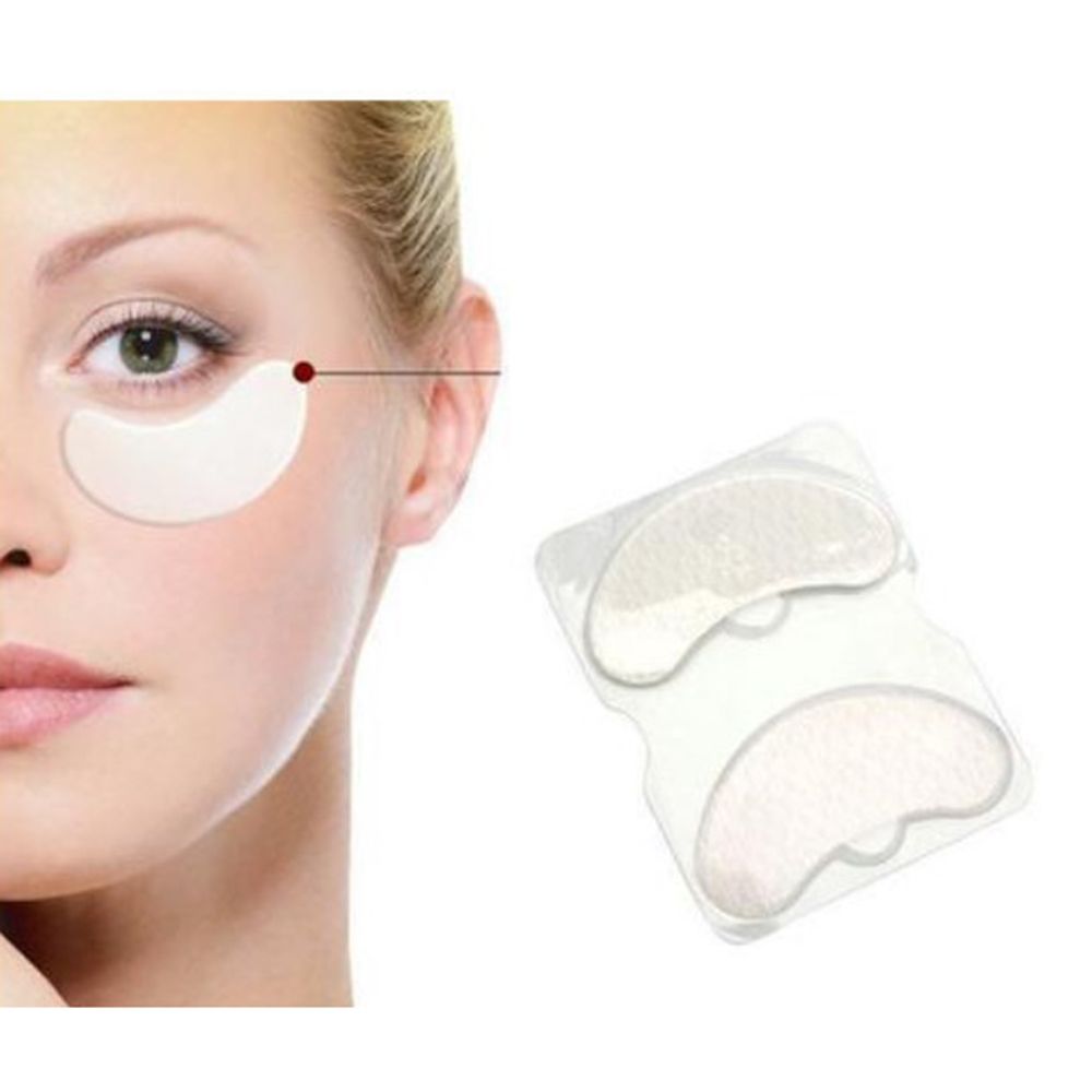 Patchs pour les yeux, emballés et sur la peau. Patchs blancs en forme de croissant. Femme avec patch sous l'œil. Emballage transparent.