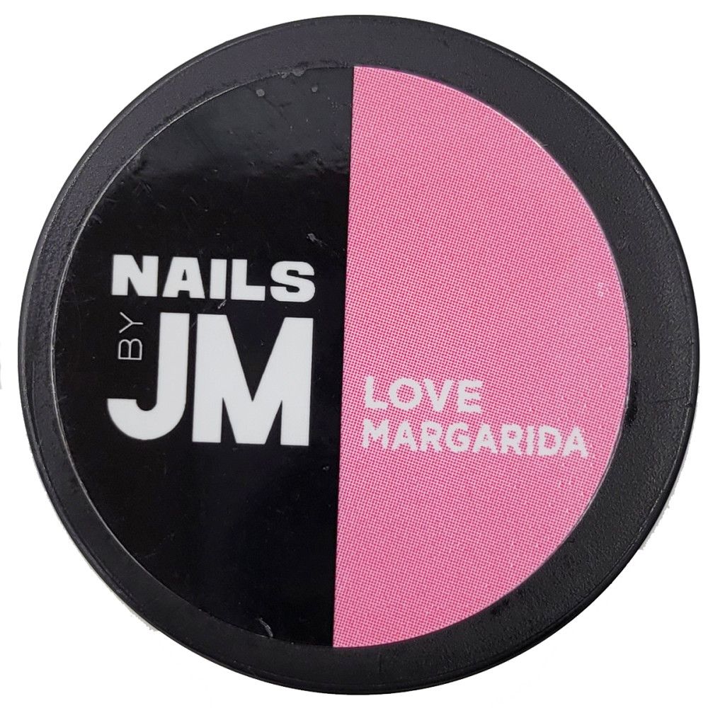Contenant rond, divisé en noir et rose. "NAILS BY JM" en blanc sur noir. "LOVE MARGARIDA" en blanc sur rose.