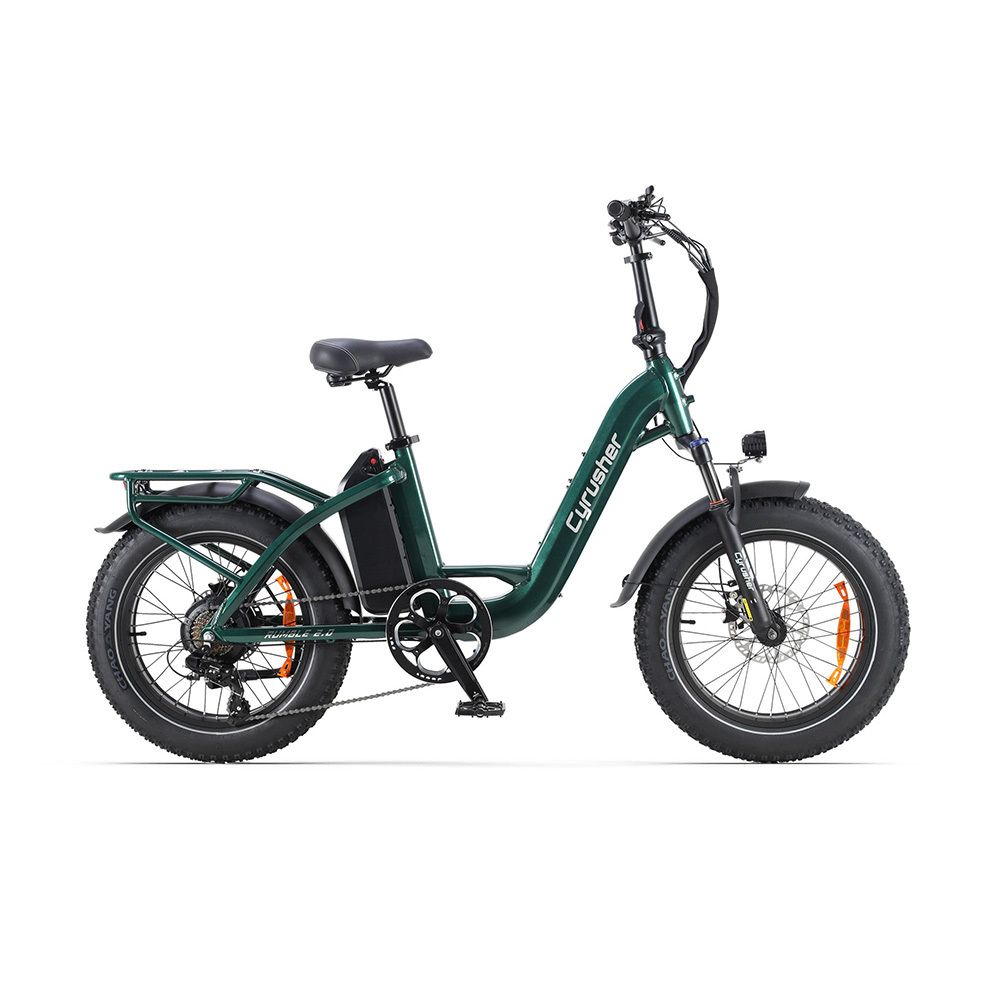 Groene elektrische fiets met brede banden. Merk Cyrusher. Bagagedrager, spatborden en koplamp.