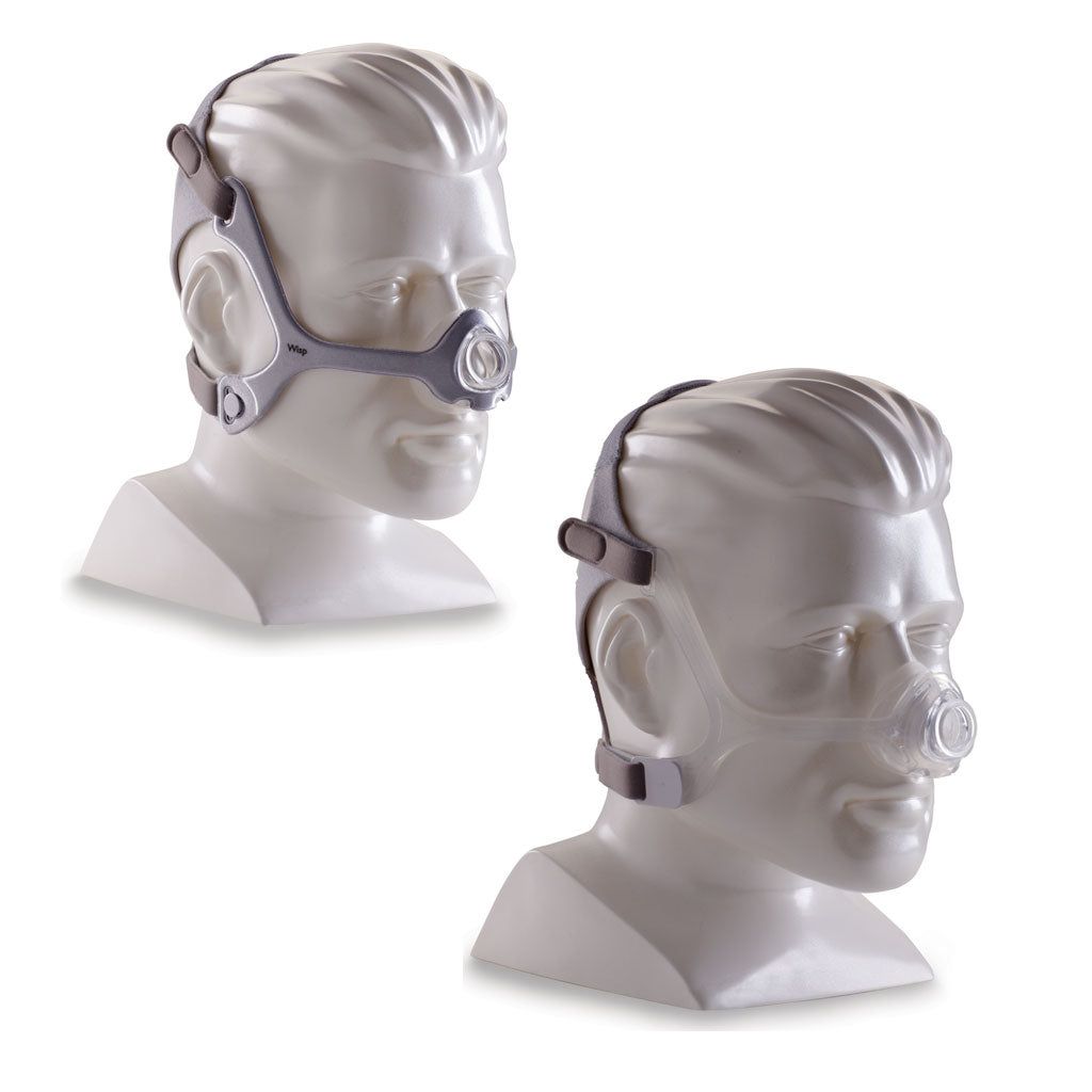 Deux masques nasaux sur des têtes de mannequin, l'un avec cadre en silicone et bandeau, l'autre avec raccord de tuyau.