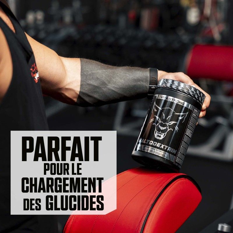 Persoon houdt pot maltodextrine vast. Tekst: Ideaal voor shakes.