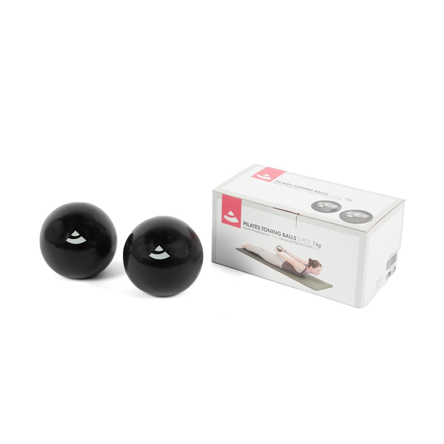 Deux balles anthracite à côté d'un emballage blanc. Le produit est illustré sur l'emballage.